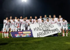 Argentinos Jrs también mostró la bandera de «Las Malvinas son argentinas» en el arranque del Torneo Clausura